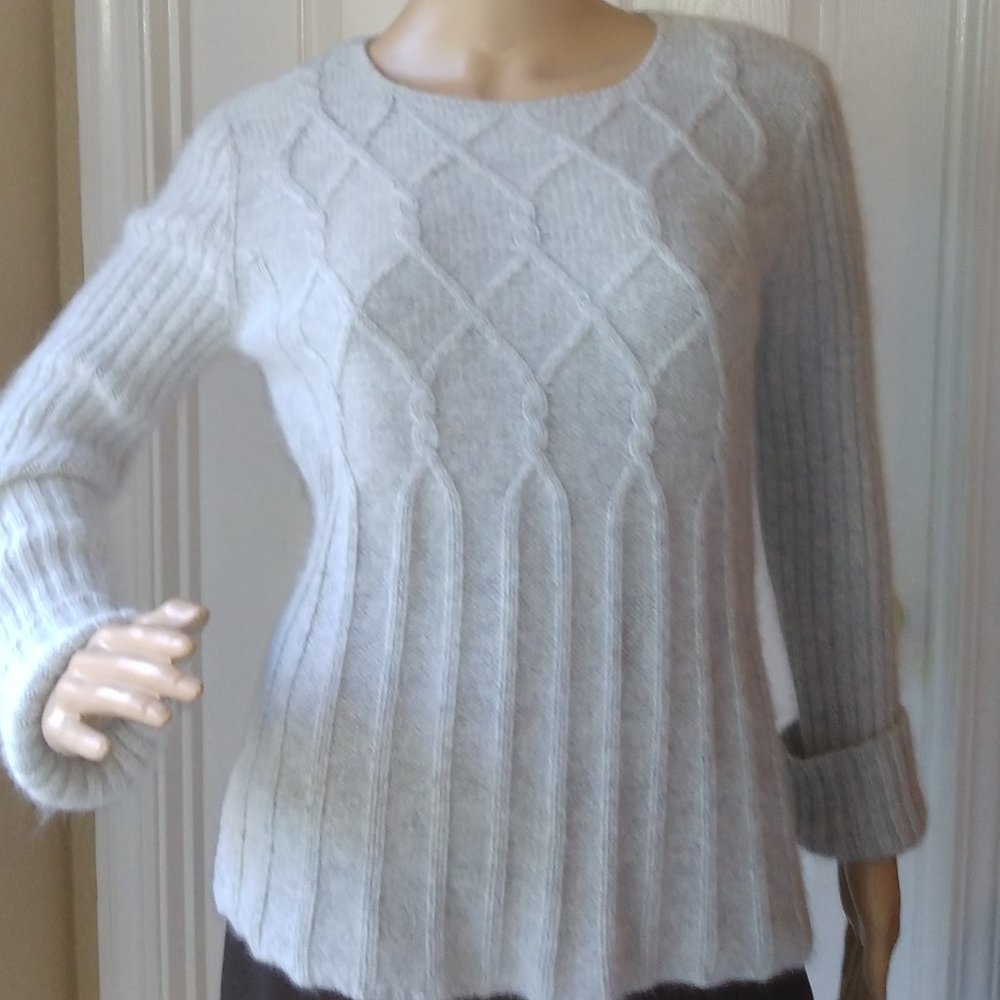 Carole Little GORGEOUS soft sweater. Size M. Excellent condition.